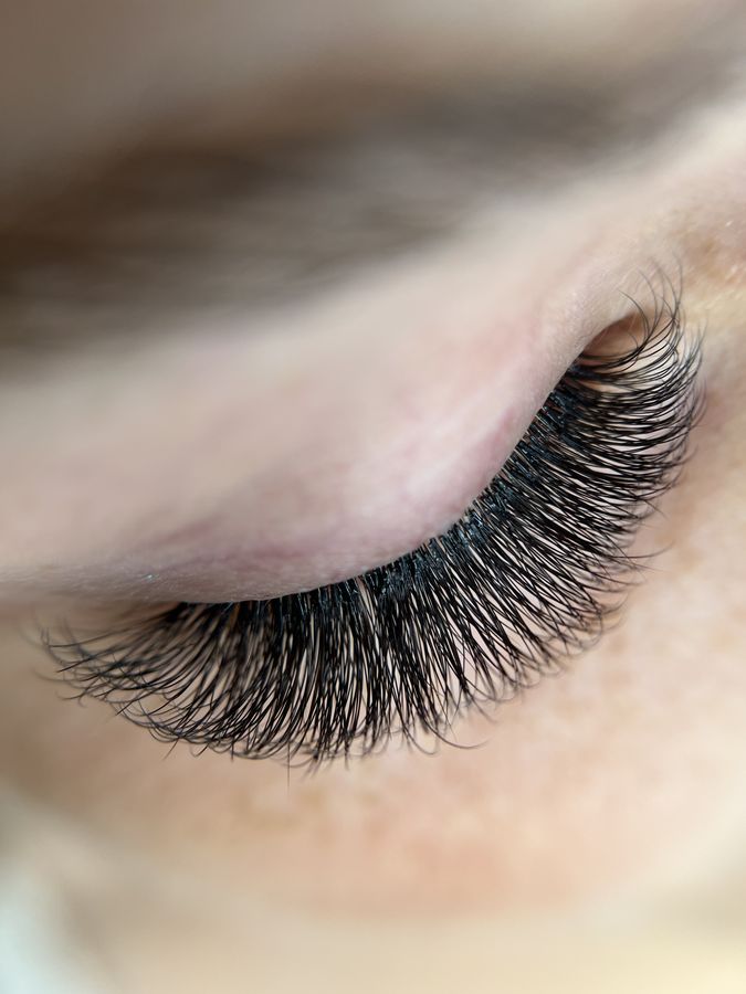 Volume lash extension set, eyes closed
